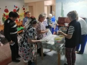 Мы продолжаем кормить бабушек и дедушек в доме ветеранов — и делаем это по вторникам и четвергам.